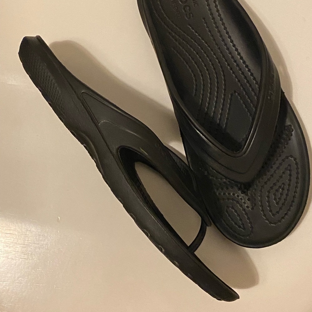 Crocs Women’s Flip Flops size 7- brand new